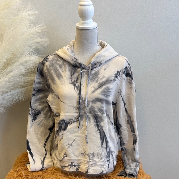 Raquel Allegra Black and Cream Tie-Dye Pullover